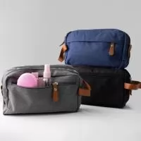 Nécessaire confeccionada em poliéster, com detalhes em couro sintético. Possui três compartimentos com zíper. Na parte interna, contém 5 bolsos, sendo dois de tela, e alça para transporte.  Altura :  14,5 cm  Largura :  25 cm  Profundidade :  10 cm  Comprimento :  Alça: 21 cm
