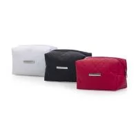 Necessaire puff matelassê em couro sintético com abertura superior em ziper, possui plaquinha para personalização e tamanho aproximado 11,5 x 19,5 x 10 cm.