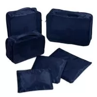  Kit necessaire com 6 peças confeccionadas em nylon. O cojunto de necessaires possui tamanhos diferenciados, sendo 3 unidades com: alça para transporte, zíperes com pegadores emborrachados, parte frontal com malha de nylon e plaquinha emborrachada para personalização; possui também 3 unidades de necessaires em nylon inteiramente lisas.