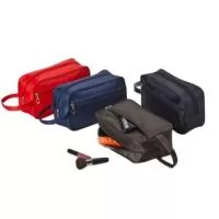  Nécessaire confeccionado em poliéster resistente à água e fechamento em zíper. Possui bolso frontal e uma alça de mão costurada na lateral.  Altura :  13,5 cm  Largura :  24 cm  Profundidade :  8,5 cm  Comprimento :  Alça: 23,5 cm