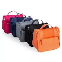 	Necessaire organizadora em tecido nylon Oxford, possui bolso frontal e alça superior, parte interna com gancho plástico; bolso interno superior em nylon e bolso de tela ambos com zíper; bolso inferior aberto de tela com 4 divisões de bolsos também em tela. Perfeita para lhe acompanhar em viagens e até mesmo transportar seus itens pessoais do dia a dia com organização e praticidade.