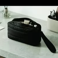 Se você busca praticidade sem abrir mão do estilo, a Necessaire Travel Puffer é o acessório que faltava no seu dia a dia. Com um design moderno, minimalista e acabamento acolchoado estilo puffer, ela combina perfeitamente com qualquer ambiente — seja na bancada do banheiro, na mochila da academia ou na mala de viagem.