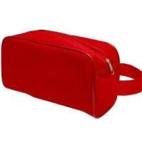 FICHA TÉCNICA – NECESSAIRE PROMOCIONAL Descrição do Produto  Necessaire promocional desenvolvida para organização e transporte de itens pessoais, higiene, maquiagem ou pequenos acessórios. Produto ideal para brindes corporativos, kits promocionais, eventos e ações de marketing.  Especificações Técnicas Produto: Necessaire personalizada promocional Material externo: Oxford, nylon, lona, poliéster ou PVC cristal Material interno: Forro em nylon, TNT ou material impermeável (opcional) Estrutura: Maleável ou semi-rígida Fechamento: Zíper de nylon ou metal reforçado Acabamento: Costura reforçada e acabamento interno limpo Formato: Retangular, quadrado, cilíndrico ou personalizado. Medidas (padrão) Pequena: 18 x 10 x 8 cm Média: 22 x 12 x 10 cm Grande: 25 x 15 x 12 cm (Medidas podem ser personalizadas conforme necessidade do cliente). Personalização Silk screen (serigrafia) Sublimação total ou parcial Transfer digital Bordado (em modelos específicos).