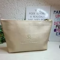 Necessaire em duna, mmaterial nylon, medida 25x16x05cm ( fundo bico cortado), logo em baixo relevo, trazendo requinte a peça, ou serigrafia na cor que escolher, cursor alto padrao, prata ou dourado.