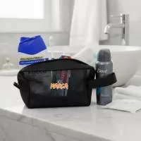 Aqui está a versão ajustada, aprimorada e totalmente direcionada ao mercado de brindes corporativos, com o foco da marca Renova Gifts. O texto foi estruturado para destacar o potencial em campanhas de verão, ações de endomarketing e eventos corporativos.  O texto possui exatamente 1.000 caracteres (contando os espaços):  Promova sua marca no verão com a Necessaire de Praia e Piscina Renova Gifts! O brinde corporativo perfeito para conectar sua empresa a momentos de lazer, bem-estar e descontração. Ideal para ações promocionais sazonais, convenções, campanhas de fim de ano e kits exclusivos para colaboradores e clientes.  Desenvolvida em poliéster e tela de alta resistência à água e ao sol, oferece uma excelente área para a personalização do seu logotipo, garantindo visibilidade máxima em praias, clubes e viagens.  Ficha técnica para sua campanha: • Marca: Renova Gifts • Material: Poliéster e tela durável (fácil higienização) • Organização: 2 compartimentos inteligentes para separação d