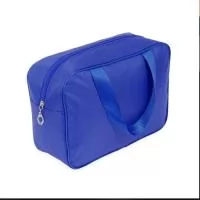Nécessaire impermeável confeccionada em Poliéster e revestimento interno em PVC. Possui fechamento em zíper e duas alças em nylon.
