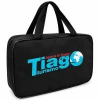 # Necessaire Personalizada – Direto da Fábrica  Necessaire personalizada produzida **direto da fábrica**, ideal para empresas, eventos, brindes corporativos, kits promocionais, hotéis, academias, clínicas e ações de marketing.  Personalize com a **logomarca da sua empresa**, transformando a necessaire em um brinde útil e com excelente exposição para sua marca.  **Diferenciais:**  * ???? Produção própria – direto da fábrica * ???? Personalização com sua logomarca * ? Excelente acabamento * ???? Fechamento com zíper * ???? Ideal para brindes e kits corporativos * ???? Ótima opção para ações promocionais * ???? Pequenas e grandes quantidades * ???? Enviamos para todo o Brasil  **Necessaire personalizada direto da fábrica: praticidade, qualidade e sua marca presente no dia a dia dos seus clientes.**
