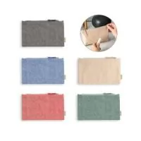 Bolsa multiusos em 70% algodão reciclado e 30% poliéster reciclado (140 g/m²). Interior com forro 100% algodão. 225 x 120 mm
