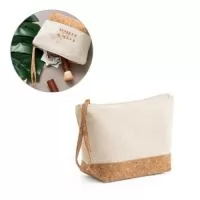 Bolsa de cosméticos 100% algodão (280 g/m²) com detalhes em cortiça no fundo da bolsa, e puxador que também tem a função de pega para facilitar o transporte. O interior é forrado, sendo de fácil limpeza e rápida secagem, ideal para guardar maquiagem. 220 x 130 x 80 mm