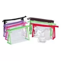 Nécessaire em plástico transparente impermeável com detalhes em nylon e fechamento em zíper.