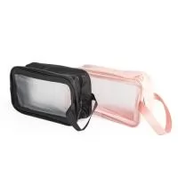  Nécessaire impermeável com partes frontais e traseiras em PVC transparente e laterais em PU. Possui fechamento em zíper e alça lateral em nylon.