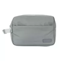 Nécessaire em poliuretano (PU) impermeável com alça lateral em nylon e fechamento em zíper. Possui compartimento principal com bolso de zíper e visor em PVC para itens úmidos, além de quatro divisórias elásticas. Apresenta compartimento frontal com fechamento em zíper e plaquinha personalizável fixa em couro sintético obtido a partir de PU. 17,5 x 25 x 8,5cm