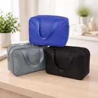 Nécessaire impermeável confeccionada em Poliéster e revestimento interno em PVC. Possui fechamento em zíper e duas alças em nylon.