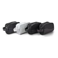 Nécessaire de couro sintético e nylon, contém alça para transporte e alça pequena para acesso de chaveiro ou gancho.