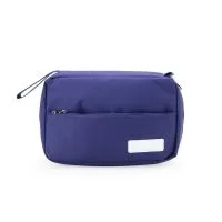 Nécessaire de grande capacidade com três áreas de armazenamento: bolso superior em malha, compartimento central com zíper, bolso inferior em malha. Feita em poliéster.