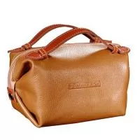 Necessaire confeccionada em couro com duas alças, fecho de ziper e fechamento lateral.