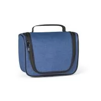 Bolsa de cosméticos em 600D de alta densidade. Compartimento principal com zíper duplo e revestimento interior em 210D. Vários bolsos interiores e gancho no topo.