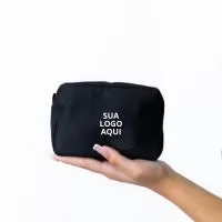A Necessaire Multiusos em Nylon da Cine2U é prática, resistente e cheia de estilo. Com design compacto e funcional, mede 14 x 10 x 7 cm, sendo ideal para uso diário ou em viagens. Equipada com zíper reforçado, garante segurança para seus itens pessoais e está disponível em diversas cores. Além disso, pode ser personalizada com o logo da sua empresa, tornando-se um brinde exclusivo e de grande impacto.  Perfeita para ações promocionais, brindes corporativos ou lembranças especiais, a necessaire multiusos une utilidade e elegância, surpreendendo clientes e colaboradores com um produto versátil e memorável.