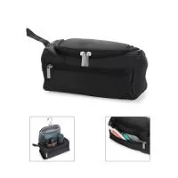 Nécessaire confeccionado em poliéster impermeável. Possui compartimento interno com gancho metálico removível para mantê-lo pendurada quando aberta e três bolsos em tela de nylon, sendo um com fechamento em zíper e dois, em formato aberto, com elástico. Conta ainda com compartimento frontal e uma pequena alça lateral para transporte.