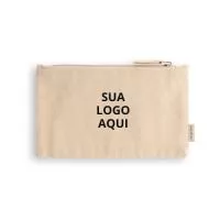 A Bolsa Multiusos é prática, sustentável e elegante, ideal para guardar pequenos objetos com segurança e estilo. Produzida em tecido resistente composto por 70% algodão reciclado e 30% poliéster reciclado (140 g/m²), conta com interior forrado em 100% algodão, garantindo maior durabilidade e acabamento refinado. Compacta e funcional, é perfeita para uso diário, brindes corporativos ou eventos promocionais. Pode ser personalizada com o logo da sua empresa, tornando-se uma lembrança exclusiva e ecológica.  Dimensões:  225 x 120 mm