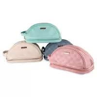 Um acessório sofisticado e versátil para itens essenciais de beleza e cuidadoi! Feita em couro sintético PU de alta qualidade, esta nécessaire combina elegância e funcionalidade com um design moderno e detalhes em padrão xadrez. Perfeita para organiz
