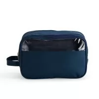 Nécessaire confeccionada em filme sintético de poliuretano impermeável. Possui dois bolsos no compartimento interno principal, sendo um com fechamento em zíper e outro em tela de nylon. Dispõe ainda de compartimento frontal com viseira e revestimento