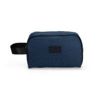 Nécessaire em tecido Oxford resistente à água. Possui compartimento com fechamento em zíper, alça lateral em nylon e plaquinha personalizável fixa em PU.