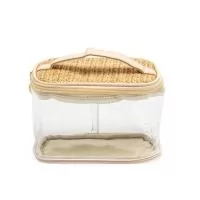 Delicadeza e charme natural são as características marcantes da nossa nécessaire. Produzida em PVC com detalhes em palha sintética, seu design permite uma visualização prática dos itens, mantendo-os sempre visíveis e ao alcance.