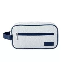 Nécessaire confeccionada em lona e fechamento em zíper. Possui bolso frontal e compartimento principal com três bolsos internos, além de alça lateral e plaquinha costurada em couro sintético.