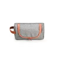 Nécessaire confeccionado em nylon resistente à água e fechamento em zíper. Possui divisória interna em tela de nylon e alça lateral para transporte.