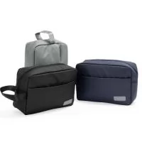 Nécessaire em poliuretano (PU) impermeável com alça lateral em nylon e fechamento em zíper. Possui compartimento principal com bolso de zíper e visor em PVC para itens úmidos, além de quatro divisórias elásticas. Apresenta compartimento frontal com fechamento em zíper e plaquinha personalizável fixa em couro sintético obtido a partir de PU.