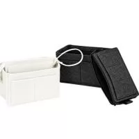  Nécessaire organizadora de bolsa em feltro com 540 g/m² de gramatura. Possui compartimento removível em velcro com fechamento em zíper e 11 bolsos de tamanhos diferentes, sendo dois na parte externa e outros nove distribuídos no interior. Acompanha alça removível com mosquetão metálico.