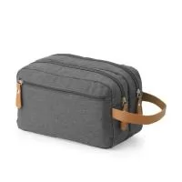 Nécessaire confeccionada em poliéster, com detalhes em couro sintético. Possui três compartimentos com zíper. Na parte interna, contém 5 bolsos, sendo dois de tela, e alça para transporte.