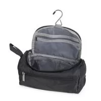 Nécessaire confeccionado em poliéster impermeável. Possui compartimento interno com gancho metálico removível para mantê-lo pendurada quando aberta e três bolsos em tela de nylon, sendo um com fechamento em zíper e dois, em formato aberto, com elástico. Conta ainda com compartimento frontal e uma pequena alça lateral para transporte.