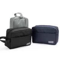 Nécessaire em poliuretano (PU) impermeável com alça lateral em nylon e fechamento em zíper. Possui compartimento principal com bolso de zíper e visor em PVC para itens úmidos, além de quatro divisórias elásticas. Apresenta compartimento frontal com fechamento em zíper e plaquinha personalizável fixa em couro sintético obtido a partir de PU.