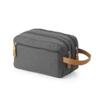 Nécessaire confeccionada em poliéster, com detalhes em couro sintético. Possui três compartimentos com zíper. Na parte interna, contém 5 bolsos, sendo dois de tela, e alça para transporte.