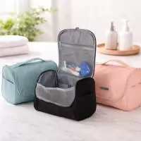 Nécessaire organizadora confeccionada em poliéster impermeável. Conta com bolso interno em tela de nylon com fechamento em zíper, três bolsos abertos e gancho plástico para mantê-la pendurada quando aberta. Acompanha placa personalizável plástica.