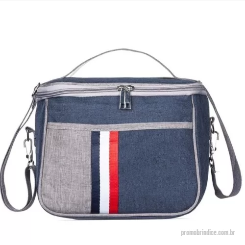 Nécessaire térmica personalizado - Nécessaire térmica Personalizado NSST02091 com sua logomarca. 20 anos ajudando a cotar Brindes Promocionais com várias empresas num único clique. Bolsa térmica de nylon 7,6 litros com dois compartimentos e bolso frontal. Compartimento principal com revestimento térmico. Acompanha alça transversal.Bolsa térmica de nylon 7,6 litros com dois compartimentos e bolso frontal. Compartimento principal com revestimento térmico. Acompanha alça transversal.Nécessaire térmica Personalizado, 167286, Kaue Brindes. Clique e Cote no Portal PromoBríndice!