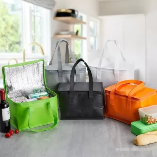 Nécessaire térmica personalizado - Nécessaire térmica Personalizado BT02399 com sua logomarca. 20 anos ajudando a cotar Brindes Promocionais com várias empresas num único clique. Bolsa térmica em TNT 6 Litros, todas as cores disponíveisBolsa térmica em TNT 6 Litros, todas as cores disponíveisNécessaire térmica Personalizado, 167288, Kaue Brindes. Clique e Cote no Portal PromoBríndice!