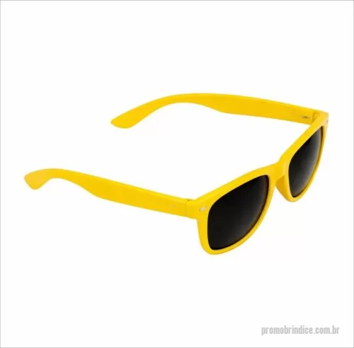 Óculos de sol personalizados - Óculos de sol modelo Wayfarer com proteção UV 400, fabricados em polipropileno, com peso de 21 gramas, largura de 14,5 cm, altura de 4,9 cm e haste aberta de 13,5 cm, garantindo leveza, resistência e encaixe confortável para uso contínuo. Seu formato