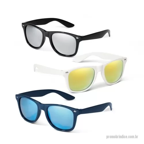 Óculos de sol personalizados - Óculos de sol personalizado em policarbonato (PC), com lentes espelhadas categoria 3 e proteção UV400. Modelo moderno, leve e versátil, ideal para brindes corporativos, campanhas de verão, eventos ao ar livre, ações promocionais, festivais, praias, hotéis, resorts e kits de verão. Possui design casual e excelente potencial de exposição de marca, podendo ser personalizado com logotipo ou identidade visual da empresa. Produto em conformidade com as normas EN ISO 12312-1. Medidas aproximadas: 14,6 x 4,9 x 15 cm. Uma ótima opção de brinde promocional para clientes, colaboradores e ações sazonais de alto impacto.