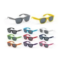 Óculos de sol em PC. Lentes de categoria 3 com UV400 de proteção, em conformidade com as normas EN ISO 12312-1. Disponível numa variada gama de cores. 146 x 49 x 150 mm