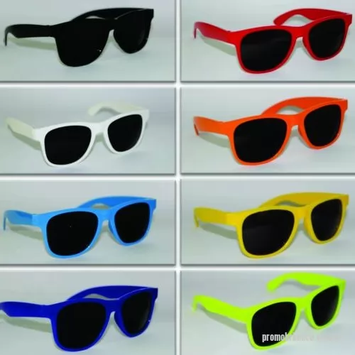 Óculos personalizados - Óculos modelo way confeccionado em plástico PP com lente acrílica fume com proteção UV400 com medidas de largura 14,5 x altura 4,7cm e hastes 13,5 de comprimento.