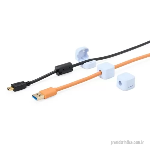 Organizador de cabo personalizado - O nosso kit organizador de cabos e fios com fecho magnético é a solução ideal para reduzir a bagunça e manter tudo organizado, evitando a aparência desordenada e caótica que surge com múltiplos cabos soltos. Com 3 unidades feitas em plástico, eles facilitam o acesso aos cabos, economizando tempo e esforço. Além disso, o uso dos organizadores ajuda a prevenir acidentes, que podem causar danos aos dispositivos. Os clipes também minimizam danos físicos aos cabos, como desgastes e quebras, comuns quando os fios estão desorganizados. Acompanha autoadesivos para fixação do produto em superfícies.