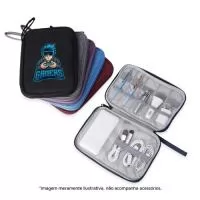Estojo para kit tecnológico a prova d’água de poliéster possui 5 compartimentos com elástico e uma pequena tela de proteção, 3 elásticos centralizados, um bolso de tela com zíper e uma alça de mão.   Obs : Imagens meramente ilustrativas, não acompanham acessórios.