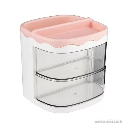 Organizador de mesa personalizado - Deixe o espaço da mesa de estudo ou trabalho mais organizado, bonito e prático! Feito em plástico e acrílico, o organizador combina funcionalidade e um toque de beleza. Conta com 2 compartimentos versáteis para lápis, pincéis de maquiagem, canetinhas coloridas ou o que mais desejar, além de um espaço raso para itens como borracha e outros acessórios. Também possui 2 gavetas para objetos diversos, como cola, clipes, mini grampeadores e muito mais. Com este organizador de mesa, é possível usar a criatividade para organizar e decorar.