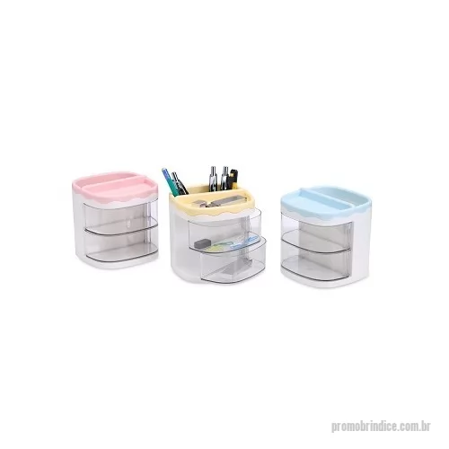Organizador personalizado - Feito em plástico e acrílico, o organizador combina funcionalidade e um toque de beleza. Conta com 2 compartimentos versáteis para lápis, pincéis de maquiagem, canetinhas coloridas ou o que mais desejar, além de um espaço raso para itens como borracha e outros acessórios. Também possui 2 gavetas para objetos diversos, como cola, clipes, mini grampeadores e muito mais. Com este organizador de mesa, é possível usar a criatividade para organizar e decorar