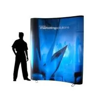 Painel Pantográfico. Ideal para eventos e feiras em ambiente interno. O que está incluso no preço? O painel completo incluindo a estrutura, o case com rodízios, e a arte impressa personalizada. A personalização está inclusa ? Sim, a personalização com sua arte ou logo já vai inclusa. Mas você deve nos mandar o arquivo pronto. Quanto tempo demora a Produção?  De 4 a 5 dias úteis. Quanto tempo de Entrega? O prazo de frete via transportadora varia para cada cidade. Qual a medida da arte? modelo 2P: arte tem 260 cm largura x 230 cm altura. modelo 3P: arte tem 330 cm largura x 230 cm altura modelo 4P: arte tem 400 cm largura x 230 cm altura solicite via e-mail a guia de criação da arte. Qual a medida da estrutura? O painel montado ocupa um espaço de chão diferente para cada modelo. Clique na caixa de seleção Medidas , logo abaixo do valor. Quanto pesa? O peso varia a cada modelo. Veja os pesos na caixa de seleção Medidas, logo abaixo do valor. Cabe no porta malas de um carro? Sim, num carro