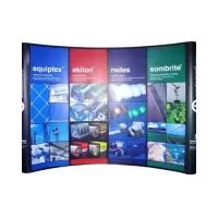 Painel Pantográfico. Ideal para eventos e feiras em ambiente interno. O que está incluso no preço? O painel completo incluindo a estrutura, o case com rodízios, e a arte impressa personalizada. A personalização está inclusa ? Sim, a personalização com sua arte ou logo já vai inclusa. Mas você deve nos mandar o arquivo pronto. Quanto tempo demora a Produção?  De 4 a 5 dias úteis. Quanto tempo de Entrega? O prazo de frete via transportadora varia para cada cidade. Qual a medida da arte? modelo 2P: arte tem 260 cm largura x 230 cm altura. modelo 3P: arte tem 330 cm largura x 230 cm altura modelo 4P: arte tem 400 cm largura x 230 cm altura solicite via e-mail a guia de criação da arte. Qual a medida da estrutura? O painel montado ocupa um espaço de chão diferente para cada modelo. Clique na caixa de seleção Medidas , logo abaixo do valor. Quanto pesa? O peso varia a cada modelo. Veja os pesos na caixa de seleção Medidas, logo abaixo do valor. Cabe no porta malas de um carro? Sim, num carro