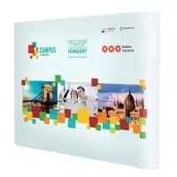 Painel Pantográfico. Ideal para eventos e feiras em ambiente interno. O que está incluso no preço? O painel completo incluindo a estrutura, o case com rodízios, e a arte impressa personalizada. A personalização está inclusa ? Sim, a personalização com sua arte ou logo já vai inclusa. Mas você deve nos mandar o arquivo pronto. Quanto tempo demora a Produção?  Prazo de 5 dias úteis. Quanto tempo de Entrega? O prazo de frete via transportadora varia para cada cidade. Qual a medida da arte? modelo R 200: arte tem 270 cm largura x 230 cm altura. modelo R 300: arte tem 345 cm largura x 230 cm altura. modelo R 400: arte tem 420 cm largura x 230 cm altura. modelo R 500: arte tem 495 cm largura x 230 cm altura. solicite via e-mail a guia de criação da arte. Qual a medida da estrutura? O painel montado ocupa um espaço de chão diferente para cada modelo. Clique na caixa de seleção Medidas , logo abaixo do valor. Quanto pesa? O peso varia a cada modelo. Veja os pesos na caixa de seleção Medidas, l